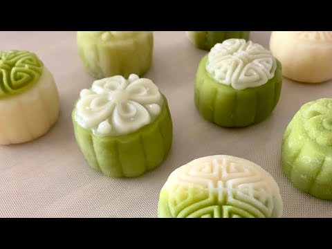 Snowy Moon Cake with Custard Filling, beautiful and tasty 