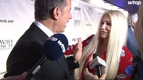Jerry Seinfeld says ‘no thanks’ to hug from Kesha