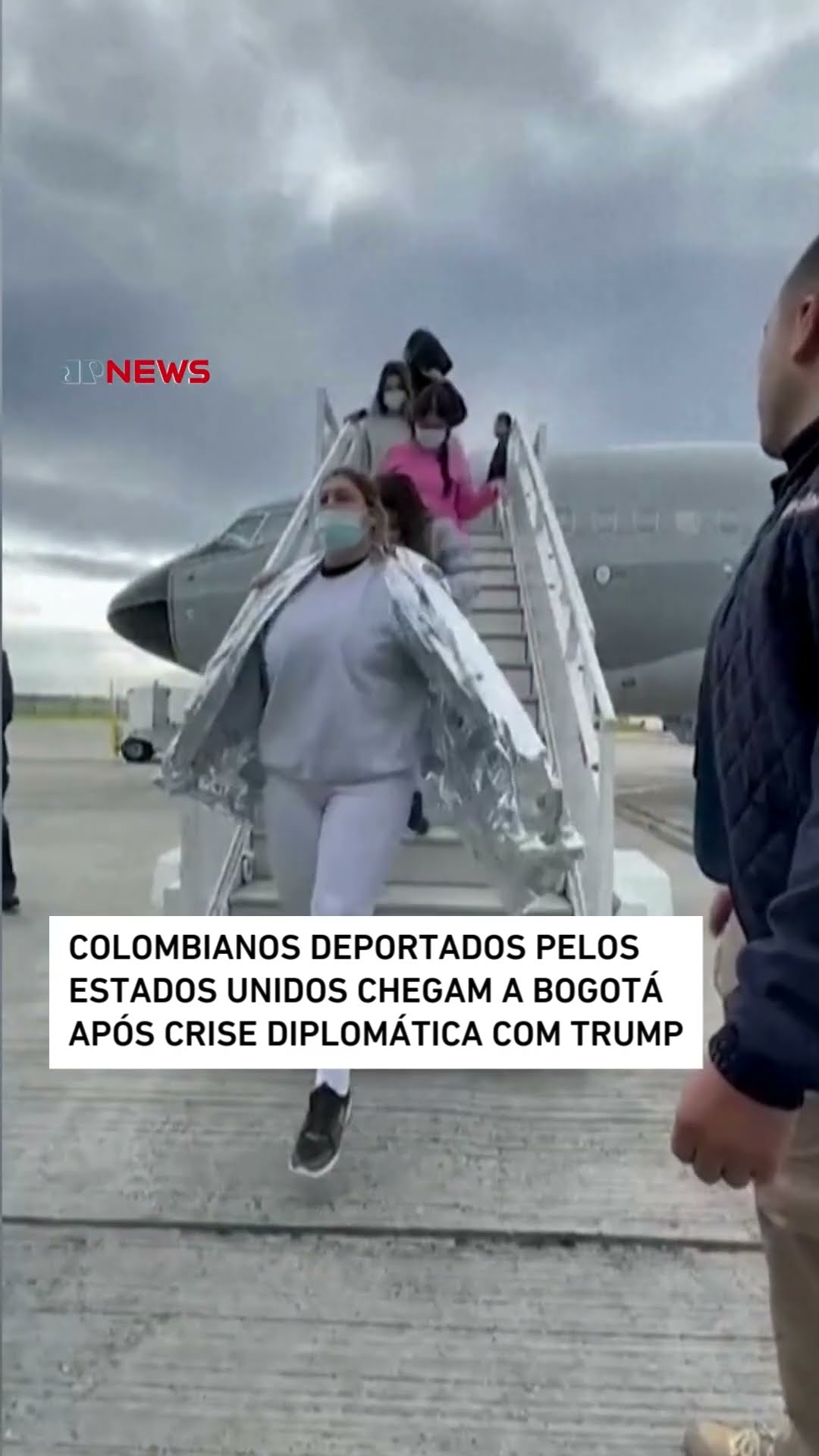 Colombianos deportados pelos EUA chegam a Bogotá após crise diplomática com Trump #Shorts