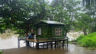 Download Lagu Camping hujan deras dan badai saat membangun shelter di pinggir sungai MP3