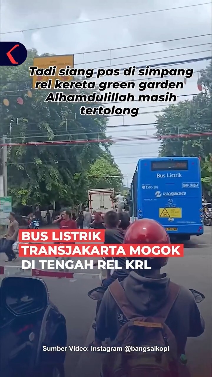 Bus listrik TransJakarta mogok di perlintasan kereta sebidang di Jalan Panjang Jakbar (15/2/25).
