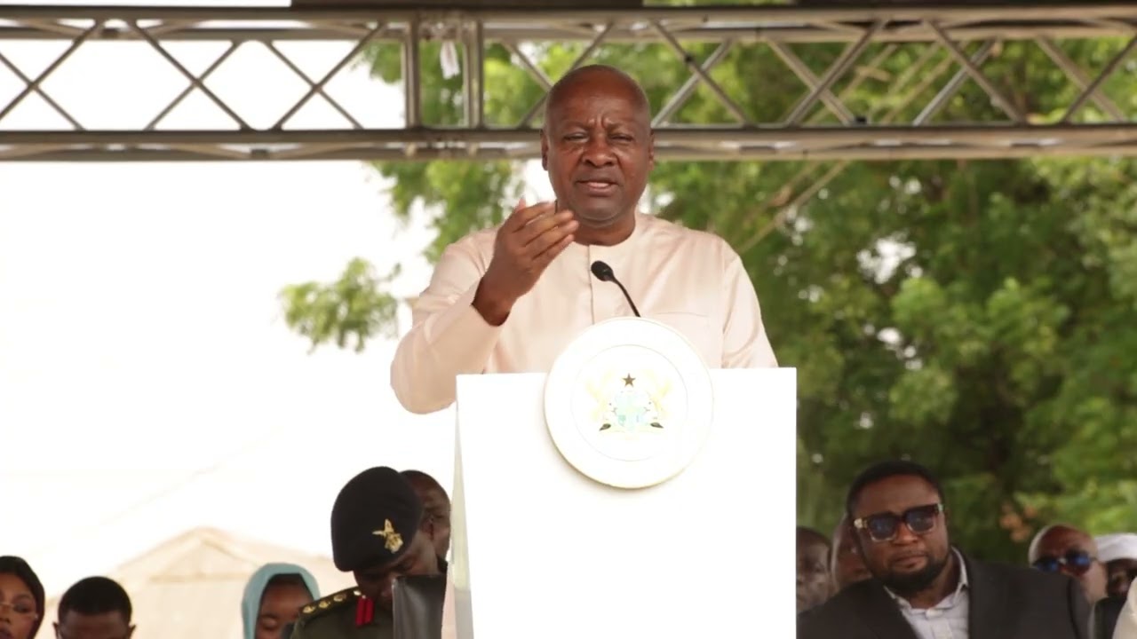 Я заставил его приехать сюда со своими инженерами, чтобы посмотреть на мечеть Махама.