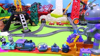 だだんだんが動く線路でバイキンマンともぐりんの電車が走るよ♪アンパンマンのおもちゃで遊ぶよ!