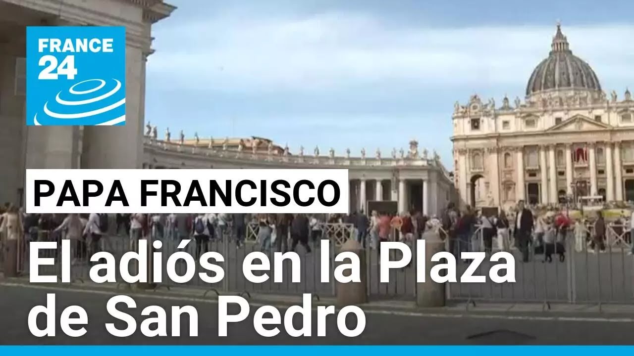Fieles católicos reaccionan a la muerte del papa desde la Plaza de San Pedro • FRANCE 24 Español