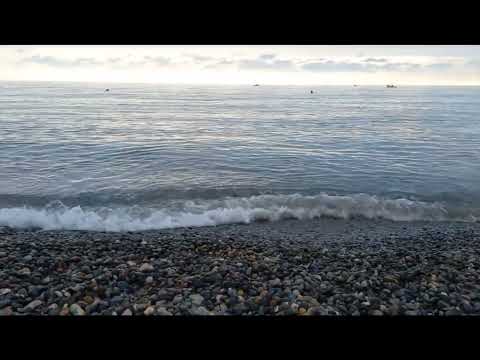 Адлер 10.06.22 Температура воды 22 градуса.