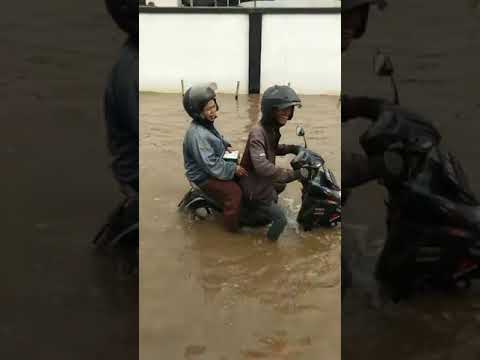 Banjir di Kabupaten Bandung, Jalan Cisirung Tidak Bisa Dilewati Kendaraan Bermotor