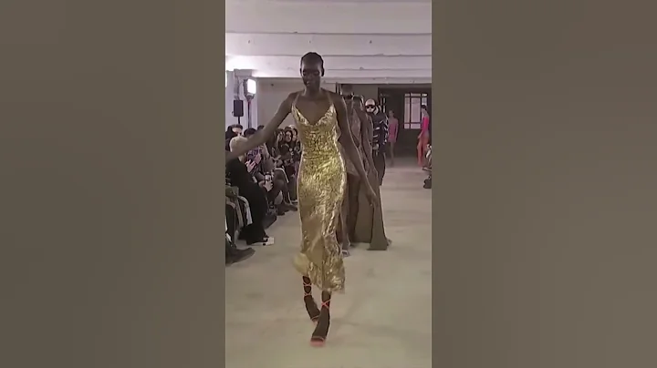 #models #falling #runway #fail #fashionshow