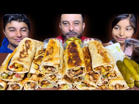 اكل شاورما الدجاج المنزلية مع الثومية مع فلفل حار من أطيب الأكلات