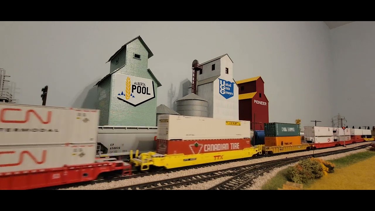 CP intermodal train HO scale - YouTube