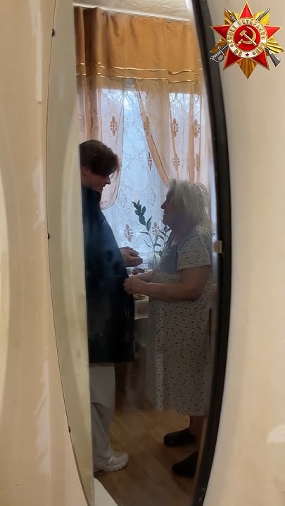 Постарела мать за много лет,А вестей от сына нет и нет.Но она всё ...