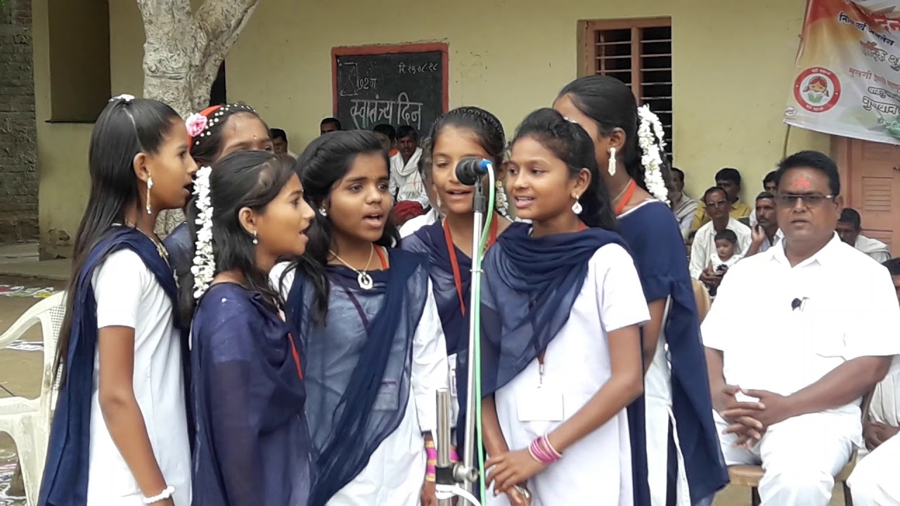 देशभक्ती गीत सादर करताना..मी व माझ्या शाळेतील विद्यार्थीनी/deshabhakti Geet ae watan ...aabad rahe t