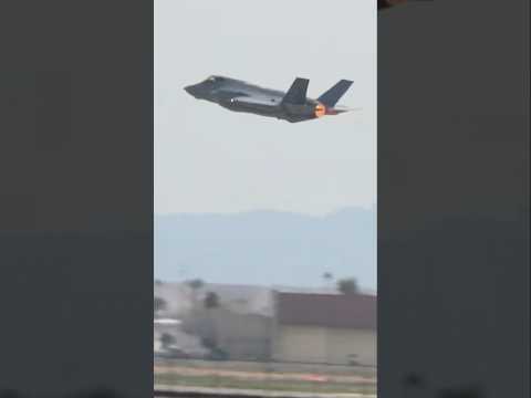 【推力偏向じゃないのに…】F-35は極端な機動もできる ループ頂点での動きに注目！F-35A Demo Team
