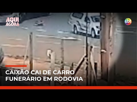 Video flagra-caixao-cai-de-carro-funerario-em-rodovia-no-parana-aqui-agora