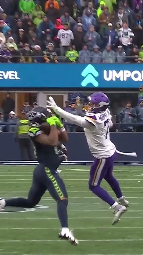 tough catch ? #jaxonsmithnjigba #genosmith #seattle #seahawks #nfl