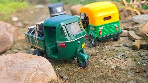 Diecast Model of Bajaj Auto Rickshaw In Action | Tuk Tuk | Scale Models | Auto Legends