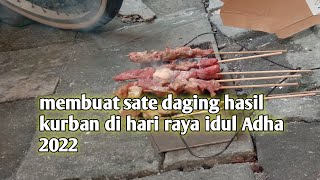 membuat sate daging hasil kurban di hari raya idul Adha 2022