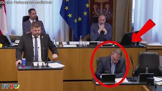Babler spielt die ganze Zeit mit dem Handy