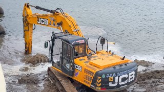 JCB JS205 Excavator digs expels Sand to remove Water Tank pipe Blockage in Thamirabarani River