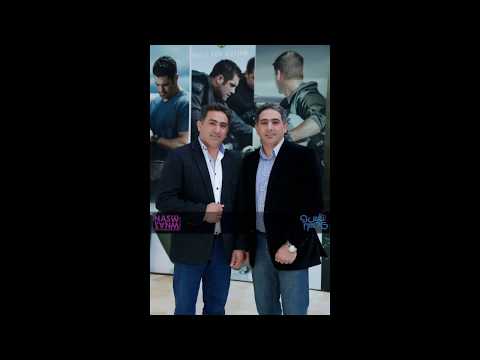 والكف منقوش بالحنا اللوزيين