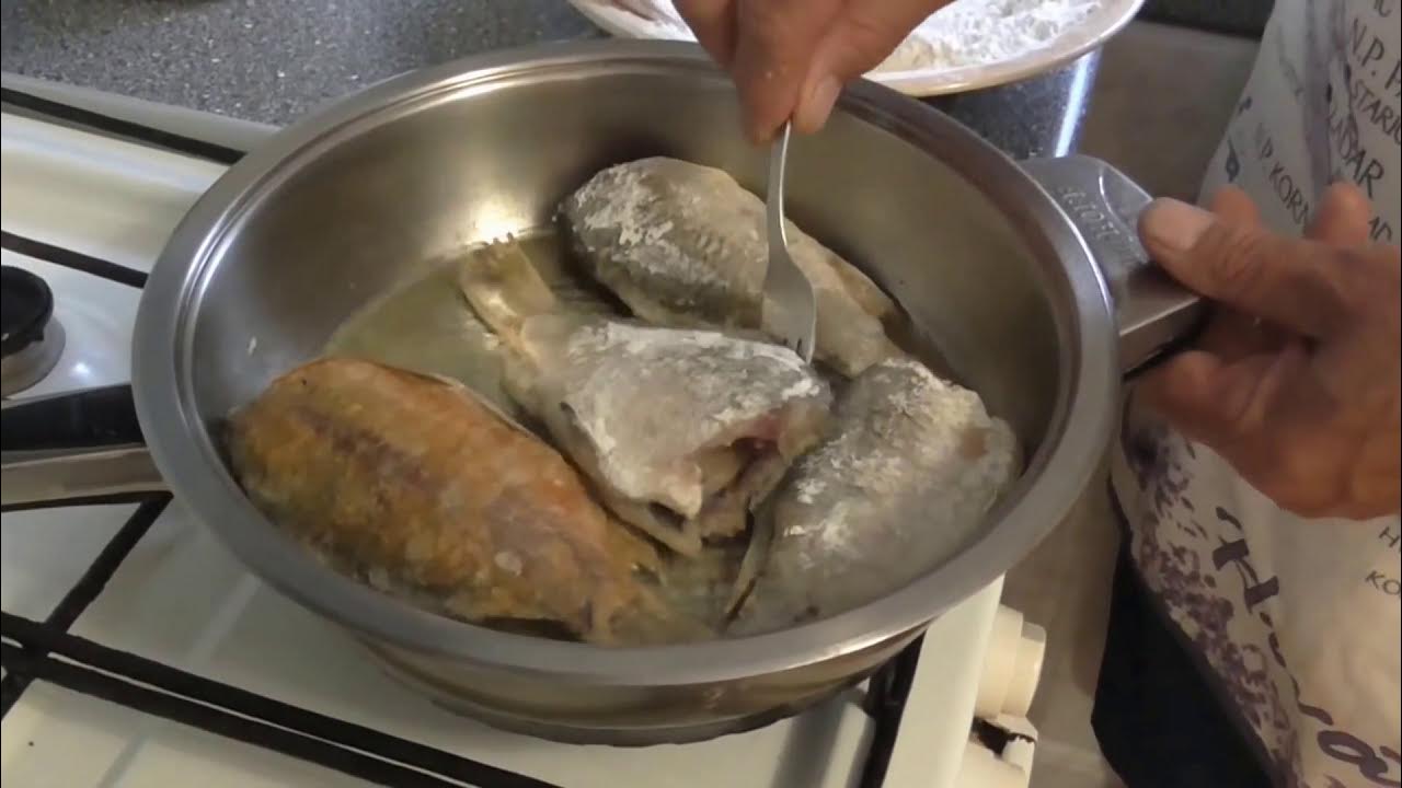 Как приготовить белую рыбу на сковороде. Как жарить рыбу в пакете. что делать если пересолила рыбу и пожарила.