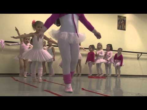Video: Video Van Ouders Die Ballet Dansen Met Kinderen