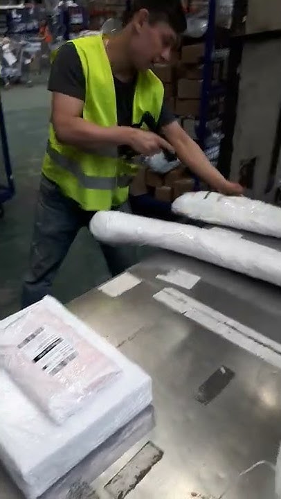 Вот так работают на складе ОЗОНа на Скотопрогонной 20210531 142510 ...