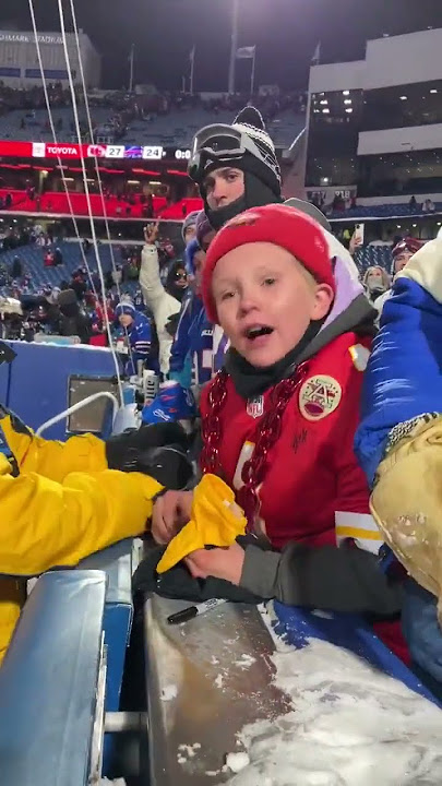 This interaction between Isiah Pacheco and a young Kansas City Chiefs fan  is hype 🔥 - YouTube