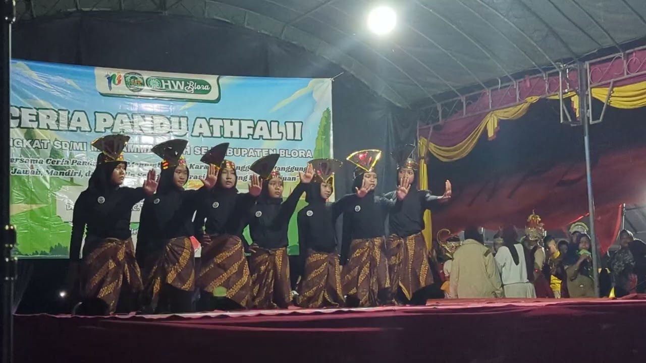 Penampilan Memukau Tari Saman dari Qobilah Nusaibah, Pandu Hizbul Wathon MI Muhammadiyah Kunduran. 