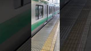 新宿駅特急ホームに到着するE233系