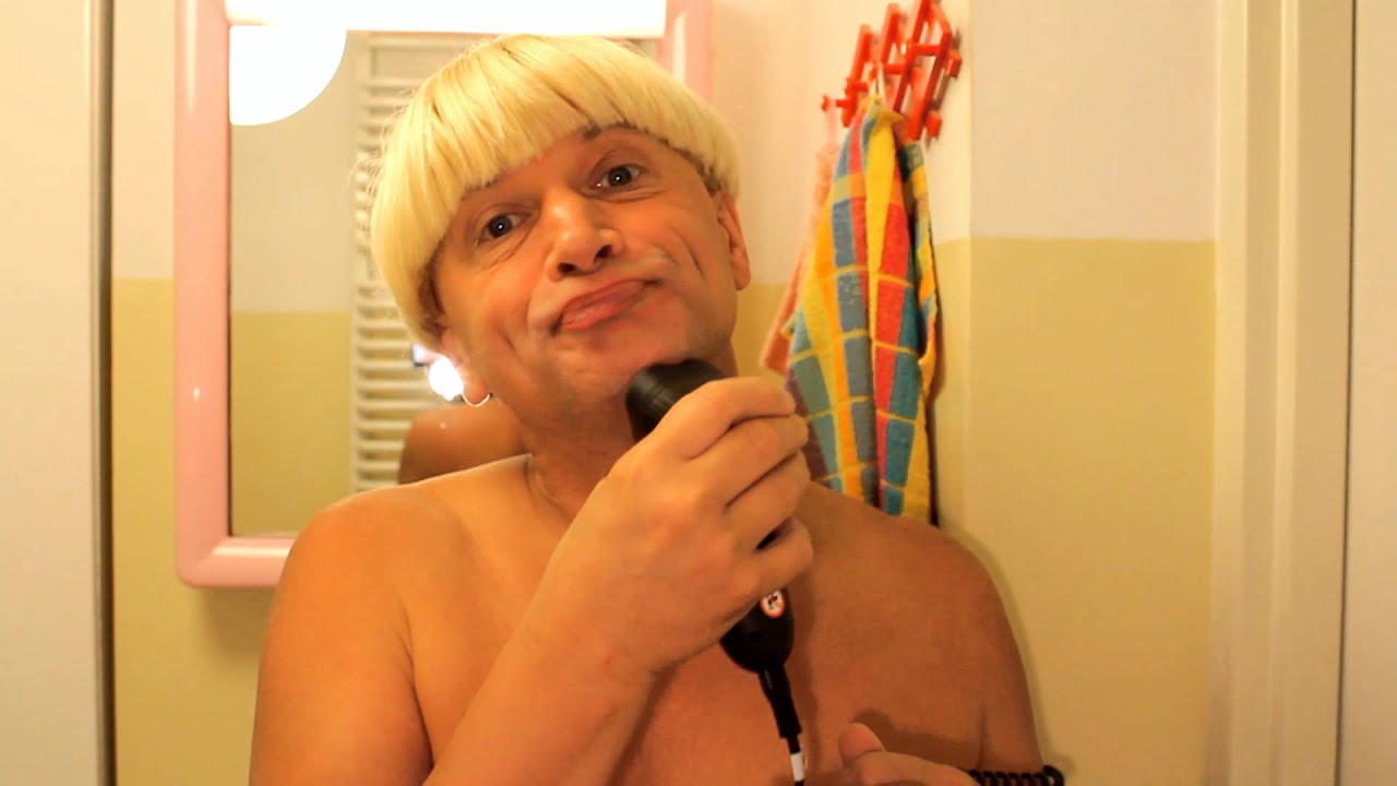 Gracjan Roztocki - Dziwne miny przy goleniu - YouTube