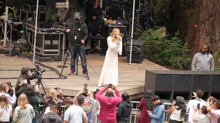 LeAnn Rimes performs How Do I Live at Stern Grove ...