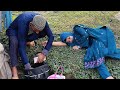 পথচারী লোকটি মহিলার কাছ থেকে কৌশলের প্র তা র ণা করে টাকা নিয়ে গেল।