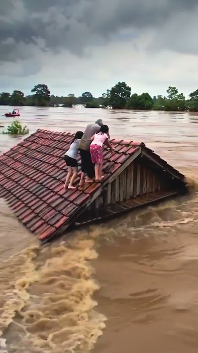 Suasana menegangkan saat terjebak banjir bandang#s