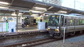 高槻駅に到着する京都線下り快速223系と通過待ちで停車中の各駅停車321系