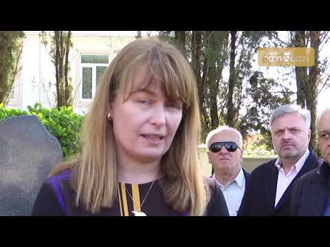 სანდრა რულოვსმა 9 აპრილის მემორიალი ყვავილებით შეამკო