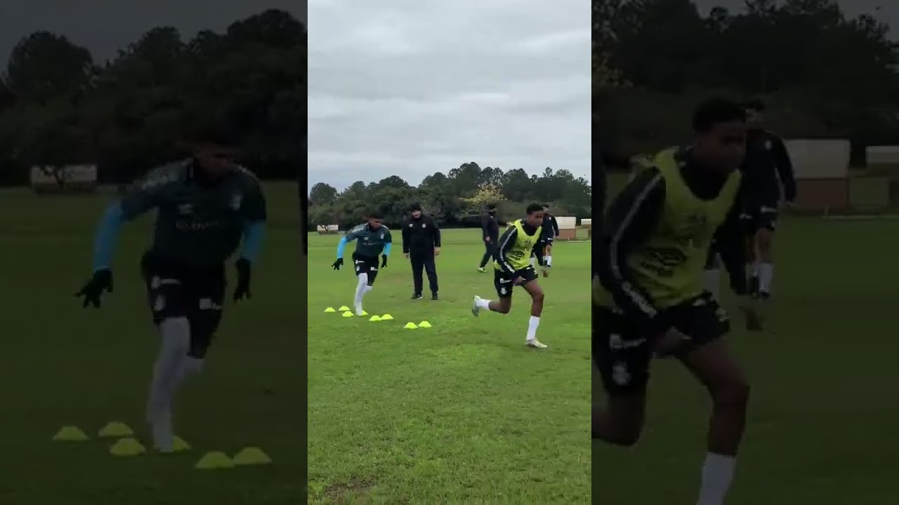 É us guri. Jogaodres do sub-20 aquecem para jogo decisivo contra o Juventude.