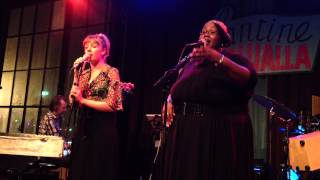 Video thumbnail of "Kim Hoorweg en Shirma Rouse met 'Atardi' @ Walhalla Rotterdam 20121012"