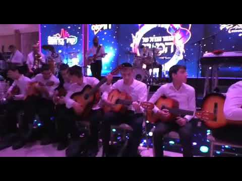 שלמה כהן-אוחילה לקל עם 100 גיטרות