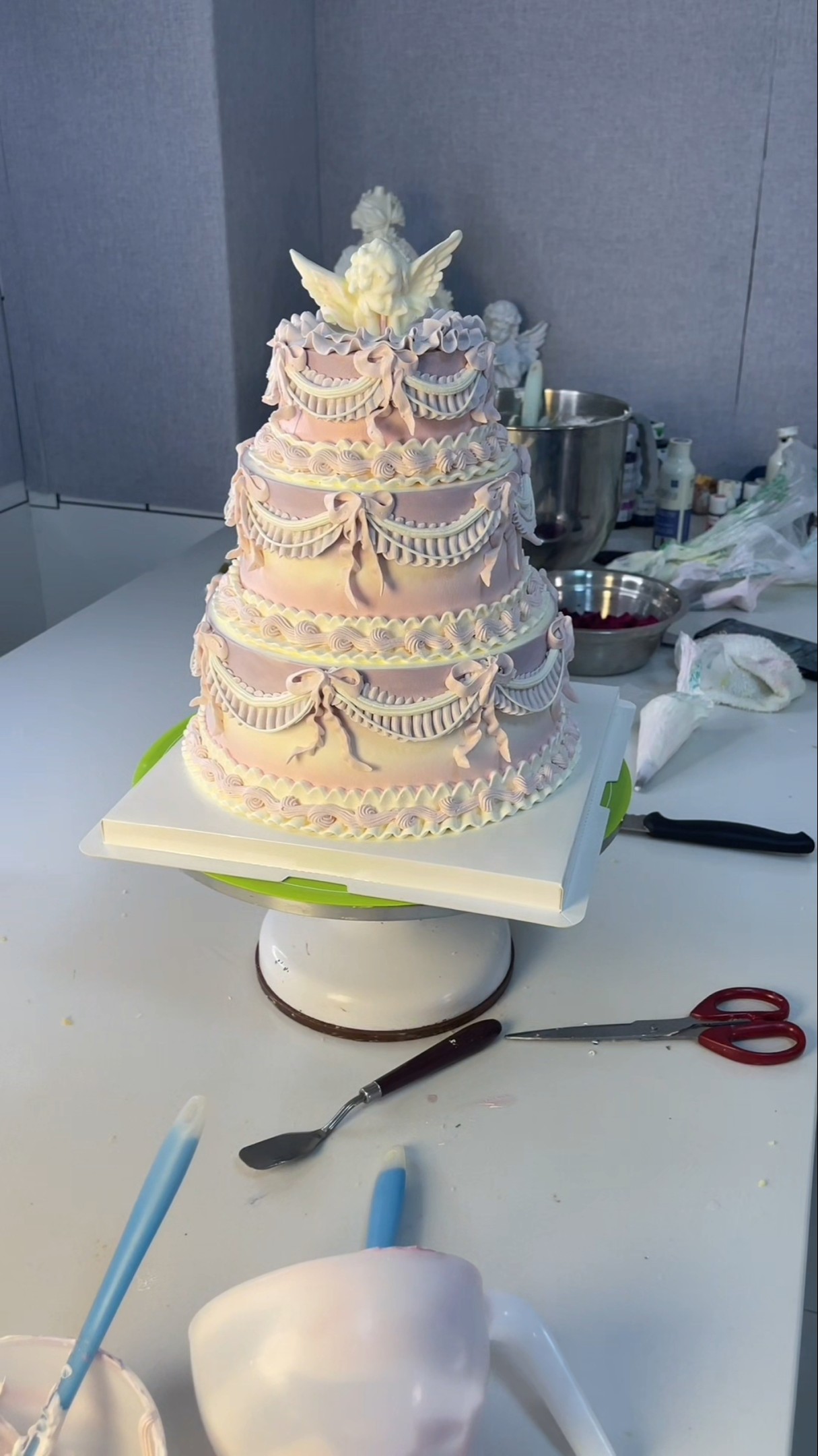 Learn how to make cakes from scratch. Birthday cake making process. Make cakes with