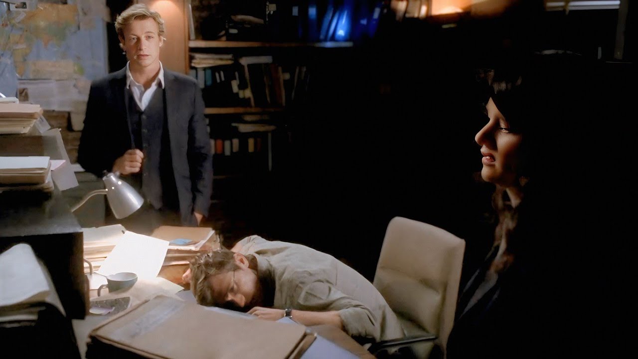 Преступление, связанное с убийством писателя в его офисе, полицейский, скрывающий следы убийцы, и...