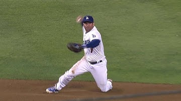 NYM@LAD: Punto makes a great diving stop at short