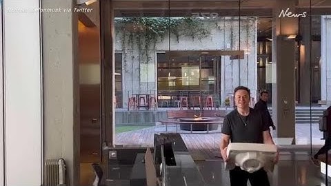 Elon Musk shows up at Twitter HQ: 