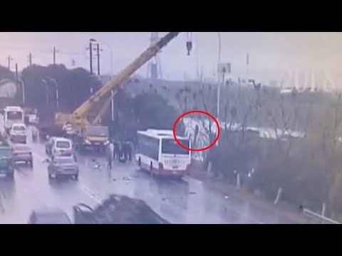 Crane driver swiftly rescues trapped passengers, lifting them from bus plunged into river