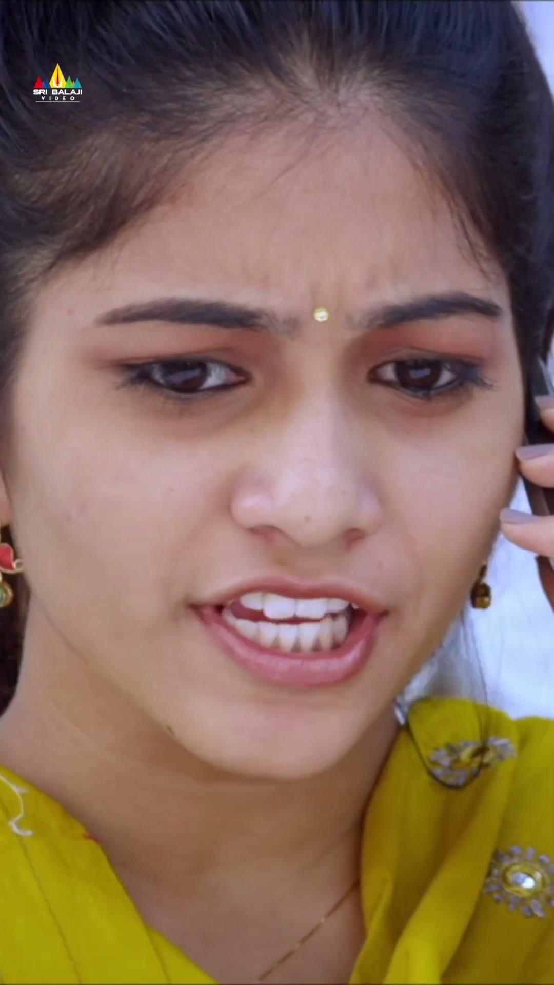 ఇలా భార్య మీద చెయ్ వేయడం తప్పు కదా ! #uyyalajampala | #avikagor | #ytshorts | #youtubeshorts