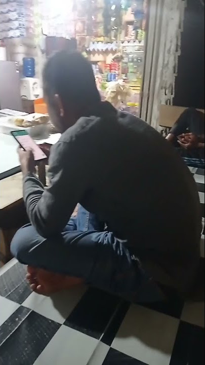 para kakek sedang ketawa dengan kakek merah scatter