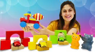 Oyuncak arabalar için garaj. Ayşe arabalara ahşap bloklardan garaj yapıyor. Çocuk videosu screenshot 5