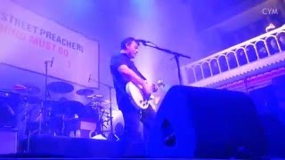 Manic Street Preachers Australia for Gina - James checking on collapsed fan - Amsterdam 2016