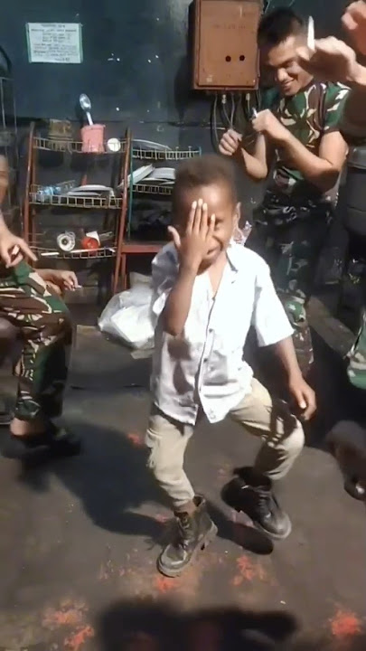 TNI Goyang Daboy Dengan Anak Kecil #shorts #tni #stelandaboy #militerindonesia #abdinegara