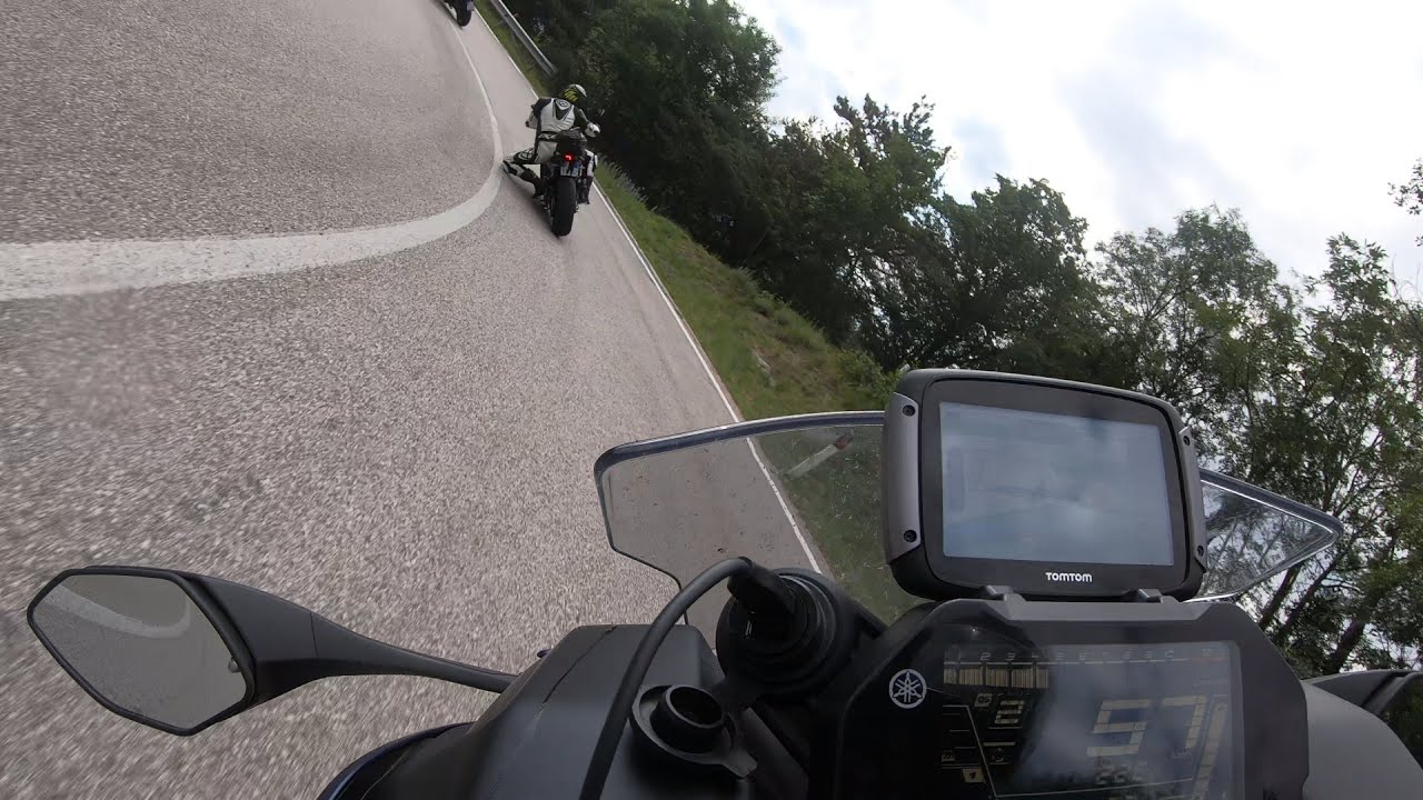 Yamaha Niken vs Knieschleifer