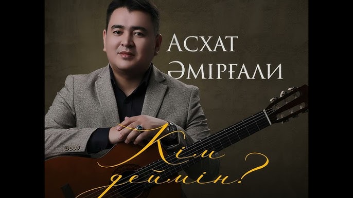 Қызғылт емізігі бар балапан үлкен әтештің үстіне мінгенді ұнатады Қызғылт емізігі бар балапан үлкен әтештің үстіне мінгенді ұнатады